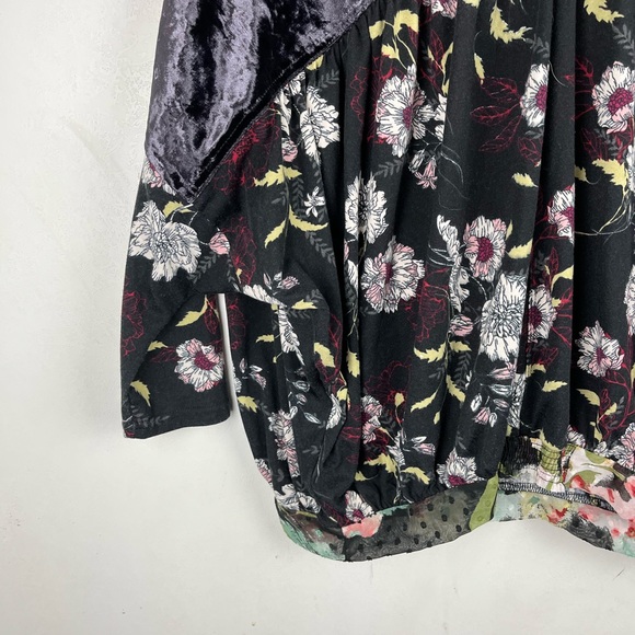 Gimmicks by BKE Floral Velvet Top Dolman Sleeve V-neck Medium Boho Black Gray - Picture 7 of 10